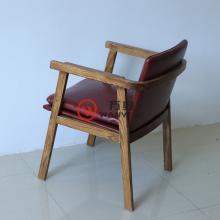 水曲柳实木扶手餐椅 红色座垫靠背 西餐厅咖啡厅总统餐椅 结构厚重稳固总统椅
