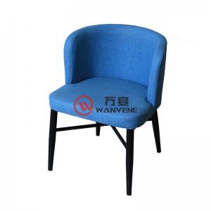 蓝色圆形皮料座垫扶手椅 黑色五金椅脚 耐用稳固 咖啡厅餐椅 西餐厅椅子